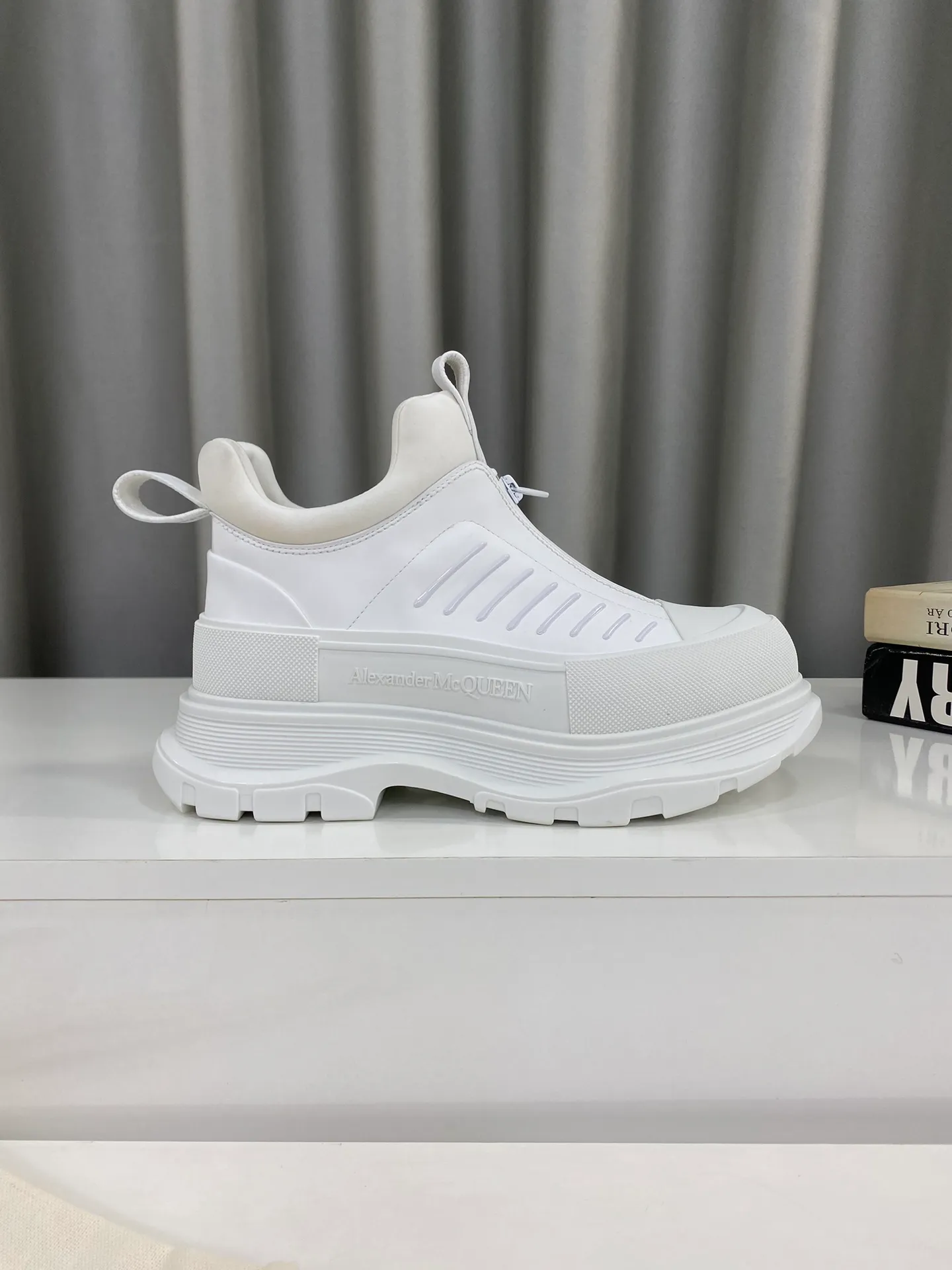👟👟Ex-factory price 660👟👟Men's size +10 🔺Mc Queen 🔺Alexander McQueen's latest model, thick-soled front zipper dad shoes🌈 The designer has a bold idea and combines the trend of the times with the perfect design. It is super comfortable and versatile, with a new dad-style design and a multi-craft spliced ​​outsole. It is perfect. Many celebrities and Internet celebrities endorse it. 🔥Material: Original custom-made first-layer cowhide for the upper. Inside: Cali sheepskin feet. Outsole: Original TPU multi-layer combination outsole, •┈┈┈┈┈┈★┈┈┈┈┈┈┈• Size: Women’s 35～39 (34, 40, customization is non-returnable) Men’s 39～44 (38, 45, customization is not returnable) Full set of counter original packaging